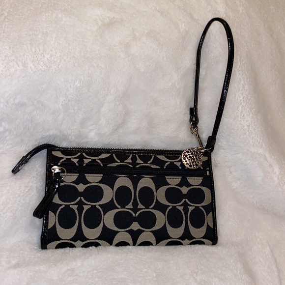 Black and white (grey) coach wristlet Brand new, tag removed - Picture 2 of 3
